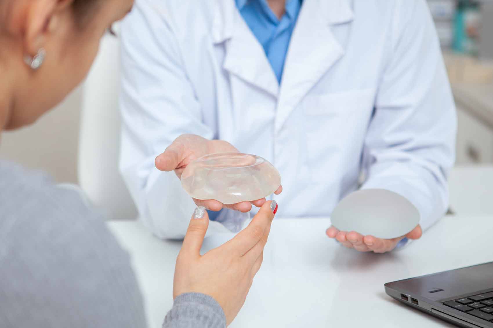 implants en silicone et eau saline